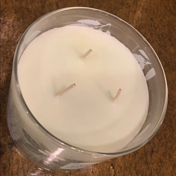 NEW…..Bath & Body Works 3-wick candle….White Gardenia Scented Candle - Picture 4 of 5